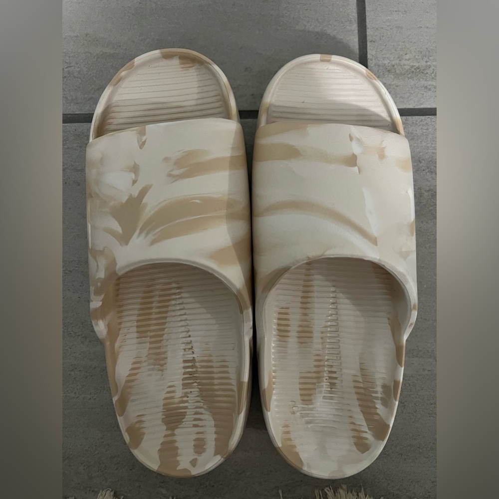 Nike Calm Cream and Tan Sandals Women’s size 8 Men’s Size 7